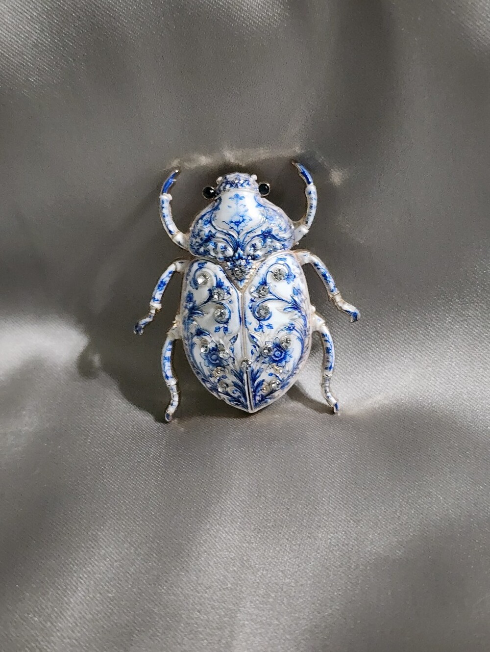 ✨️🪲 Vintage Blue & White Porcelain Beetle Brooch​ - Picture 2 of 4